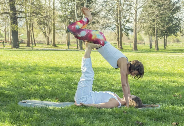 Yoga yaparken iki kız — Stok fotoğraf