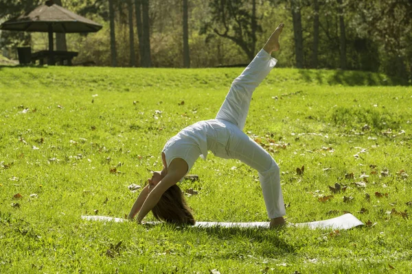做瑜伽的女孩 — 图库照片