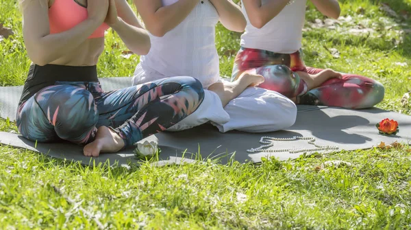 Dziewczyny robienie yoga — Zdjęcie stockowe