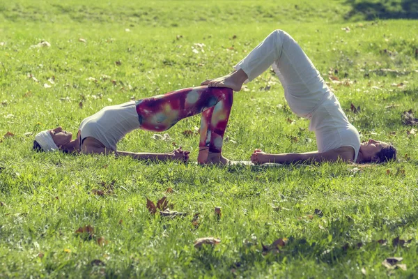 Zwei Mädchen beim Yoga — Stockfoto