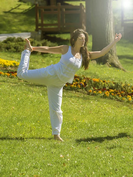 Mädchen beim Yoga — Stockfoto