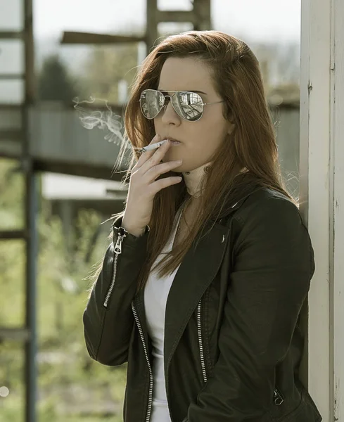 Chica fumando un cigarrillo — Foto de Stock