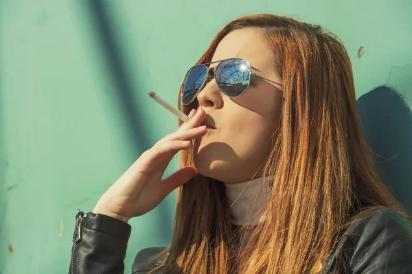 Flicka röka en cigarett — Stockfoto