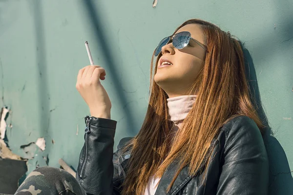 抽着香烟的女孩 — 图库照片