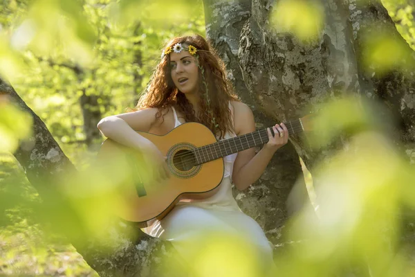 Meisje met rood haar gitaar spelen — Stockfoto