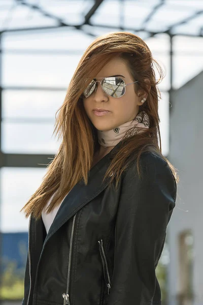 Mädchen mit Sonnenbrille — Stockfoto