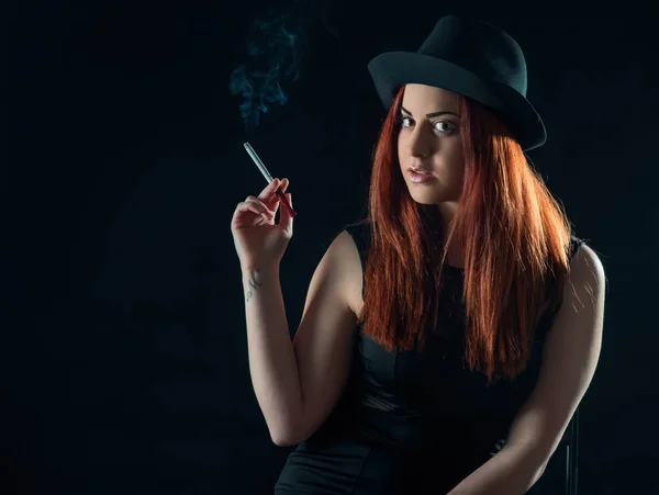 Sexig tjej röka en cigarr — Stockfoto