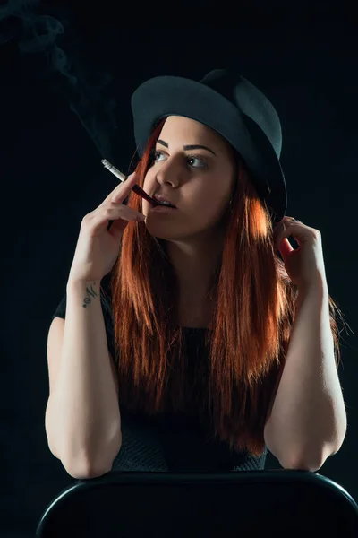 Bir puro sigara seksi kız — Stok fotoğraf