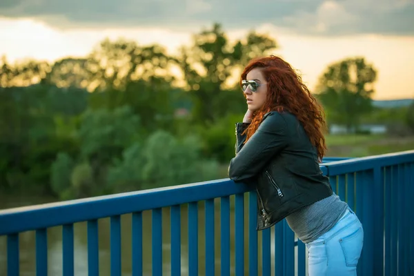 Menina apreciando o pôr do sol — Fotografia de Stock