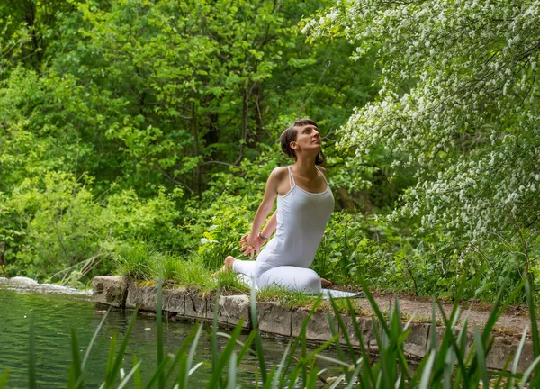 Chica en blanco haciendo yoga —  Fotos de Stock