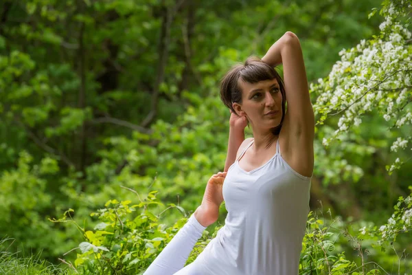 Flicka i vit gör yoga — Stockfoto