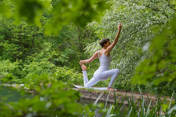 Chica en blanco haciendo yoga —  Fotos de Stock