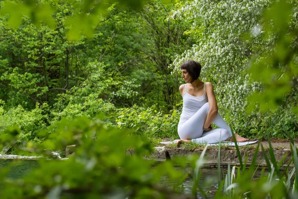 Flicka i vit gör yoga — Stockfoto