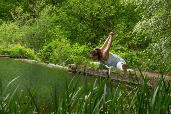 Chica en blanco haciendo yoga —  Fotos de Stock