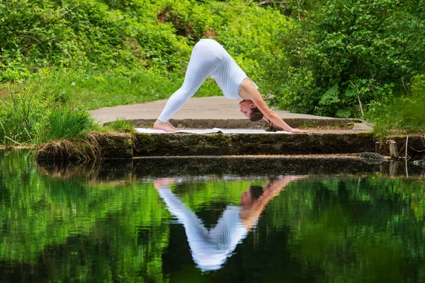 Mädchen in Weiß beim Yoga — Stockfoto