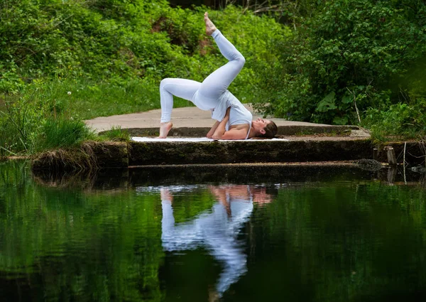 Flicka i vit gör yoga — Stockfoto
