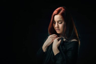 Siyah poz içinde kız 