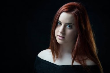 Siyah poz içinde kız 