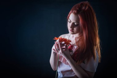 Siyah poz içinde kız 