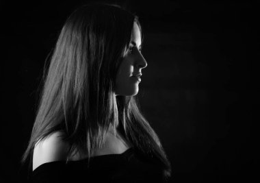 Siyah poz içinde kız 