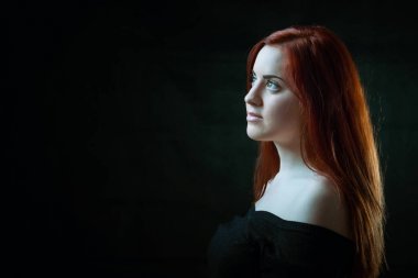 Siyah poz içinde kız 