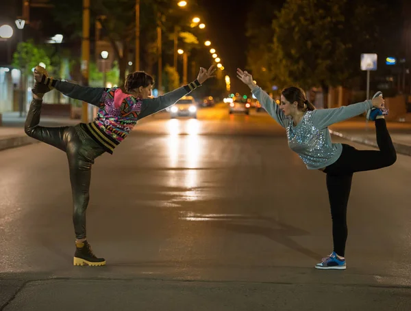 Yoga en un lugar público —  Fotos de Stock