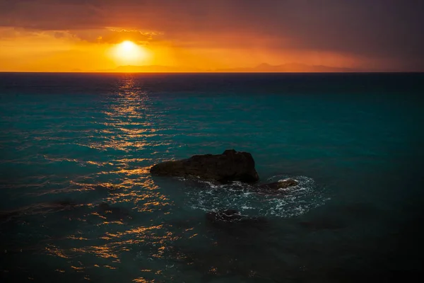 Puesta de sol vista desde la orilla del océano — Foto de Stock