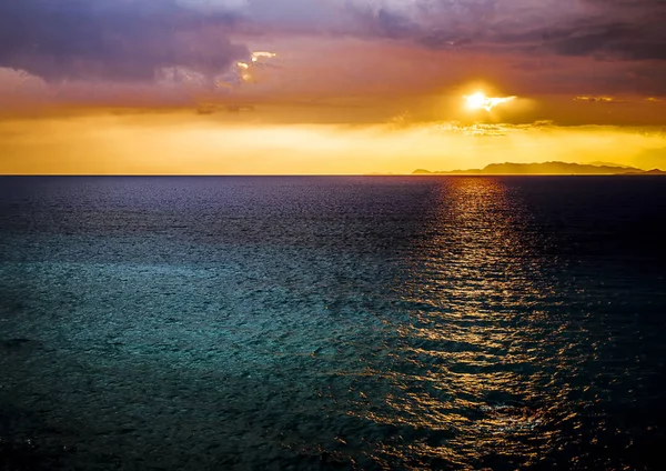 从海洋岸边看日落 — 图库照片
