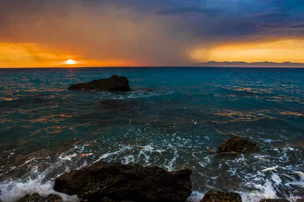 Закат, видимый с берега — стоковое фото
