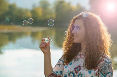 Güzel kız baloncuklar sabun yapar