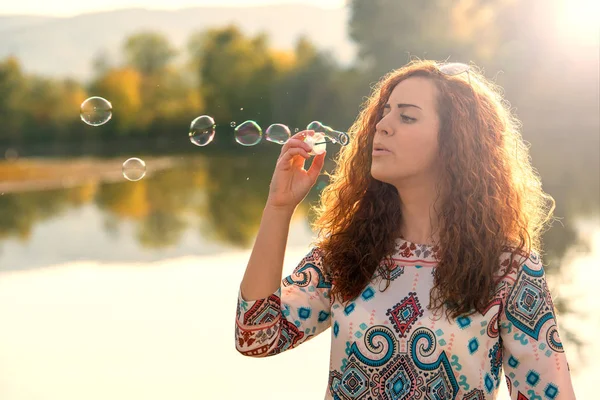 Mooi meisje maakt bellen van zeep — Stockfoto