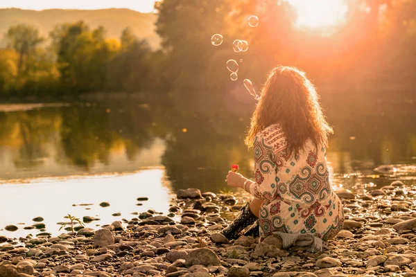 Krásná dívka dělá bubliny z mýdla — Stock fotografie