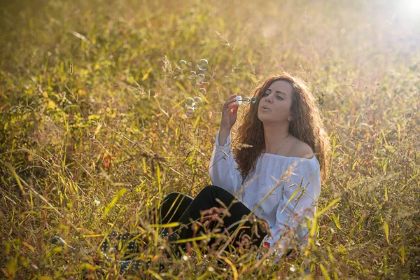 Krásná dívka dělá bubliny z mýdla — Stock fotografie