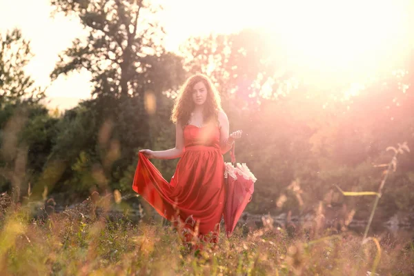 Menina ruivo-cabeludo em um vestido vermelho — Fotografia de Stock