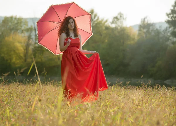 Κόκκινο - μαλλιά κορίτσι σε ένα κόκκινο φόρεμα — Φωτογραφία Αρχείου