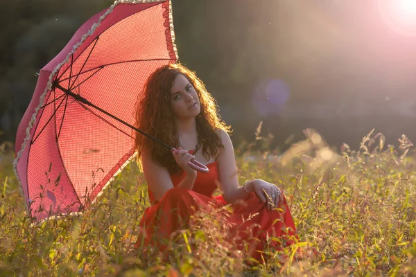 Menina ruivo-cabeludo em um vestido vermelho — Fotografia de Stock