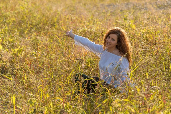 Menina na grama — Fotografia de Stock