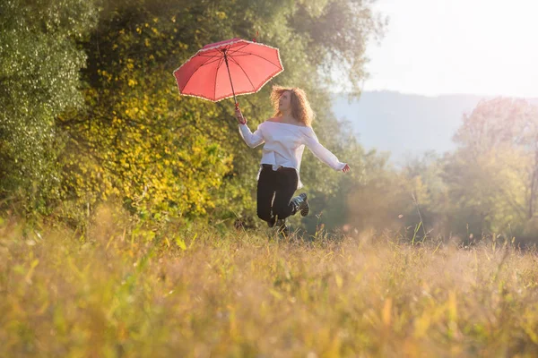 Κορίτσι με μια κόκκινη ομπρέλα — Φωτογραφία Αρχείου