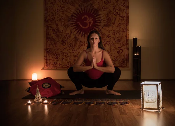 Chica haciendo yoga —  Fotos de Stock