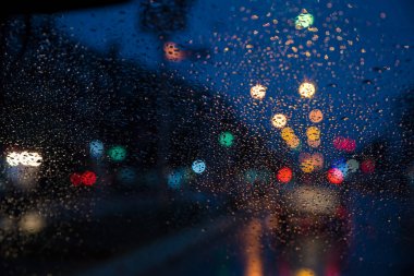 Trafik sıkışıklığı yağmurda