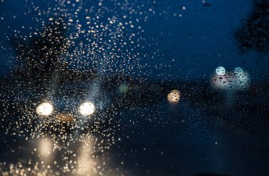 Trafik sıkışıklığı yağmurda