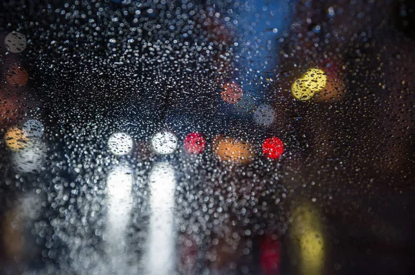 Atascos de tráfico bajo la lluvia —  Fotos de Stock