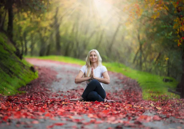 Yoga in der Natur — Stockfoto