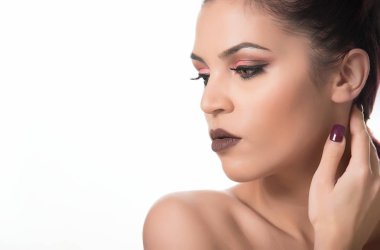 Thr whit üzerinde güzel kadın