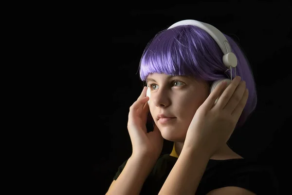 Chica con auriculares blancos — Foto de Stock