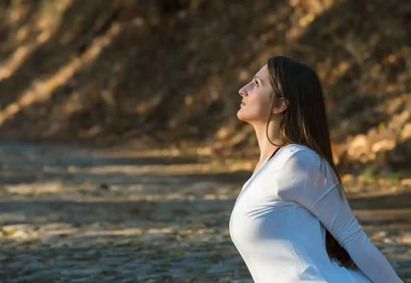 Meisje doet aan yoga — Stockfoto