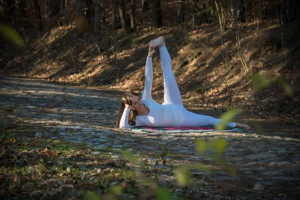 Yoga yapan kız. — Stok fotoğraf