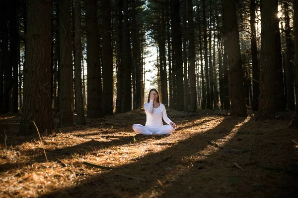 Yoga yapan kız. — Stok fotoğraf