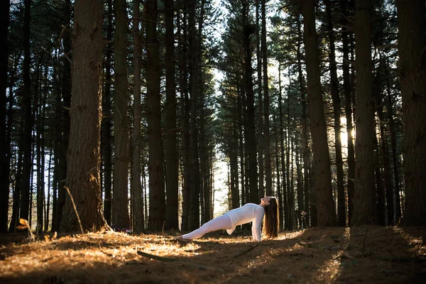 Mädchen beim Yoga — Stockfoto