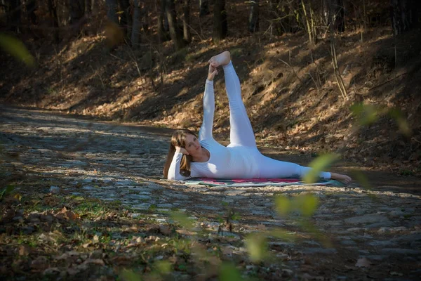 Dziewczyna uprawia jogę — Zdjęcie stockowe